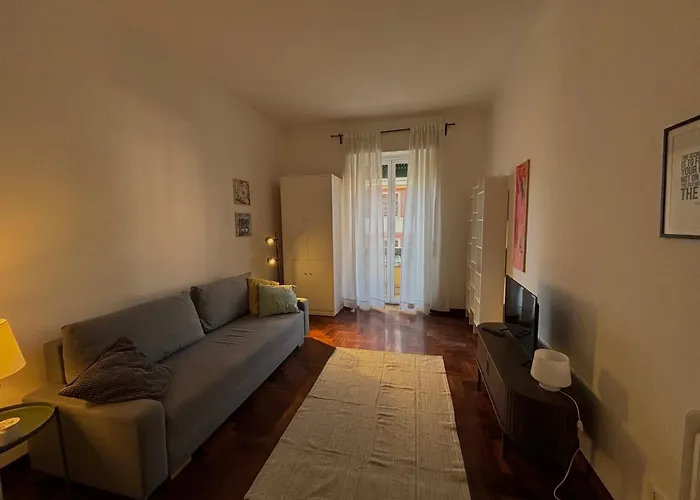 Lola Flat Roma
